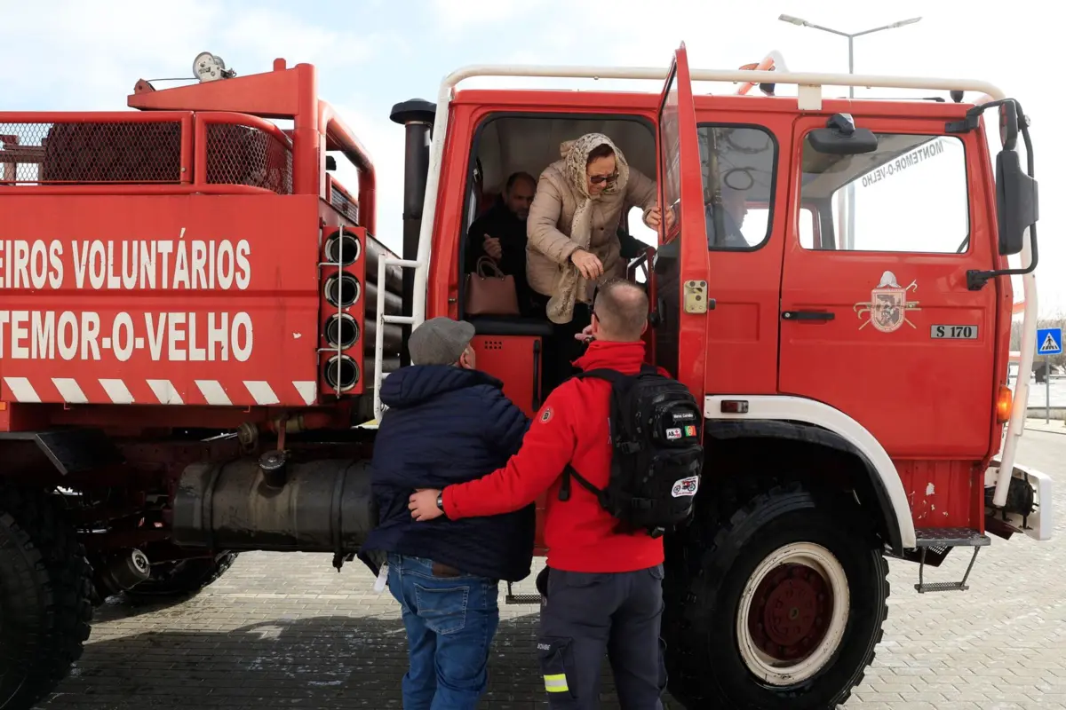 Os Bombeiros e o Exército têm assegurado o transporte da população
