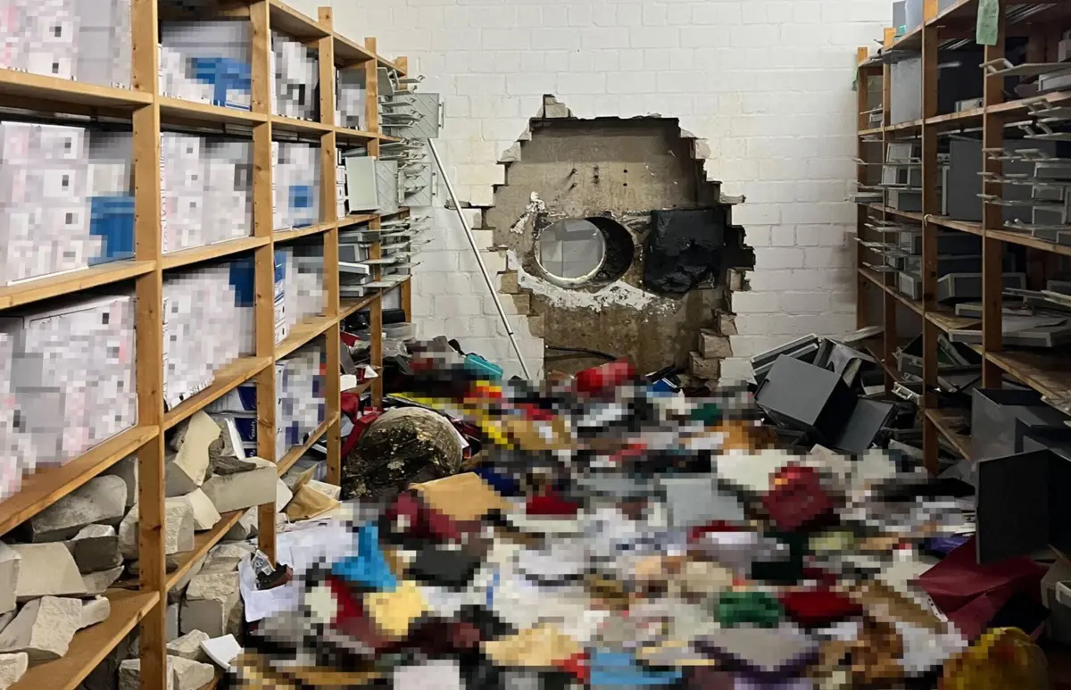 Buraco na parede do cofre de uma agência do banco Sparkasse, em Gelsenkirchen, no Oeste da Alemanha