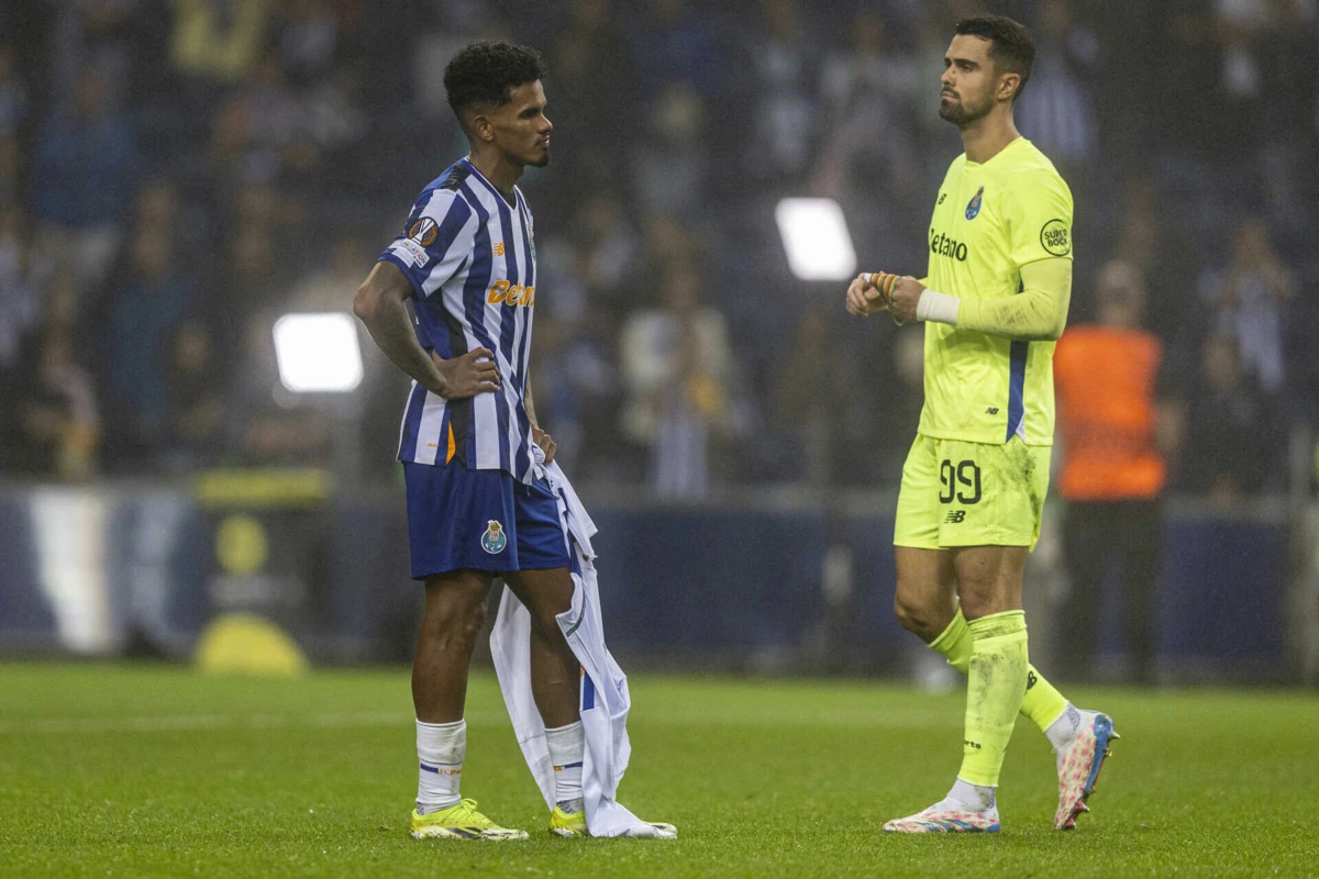 Diogo Costa, à direita, está nomeado para Futebolista do Ano