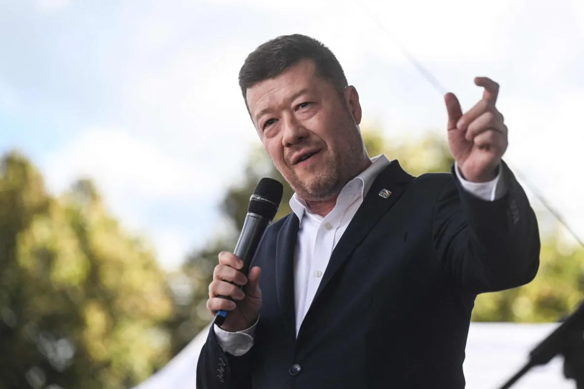 Recém-eleito presidente do parlamento da República Checa, Tomio Okamura (extrema-direita)