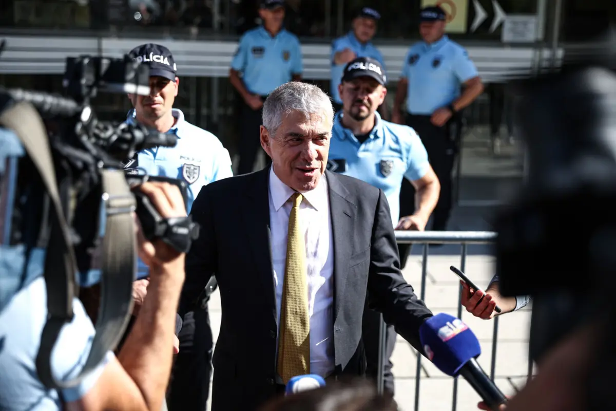 José Sócrates, à saída do tribunal no início do julgamento da Operação Marquês