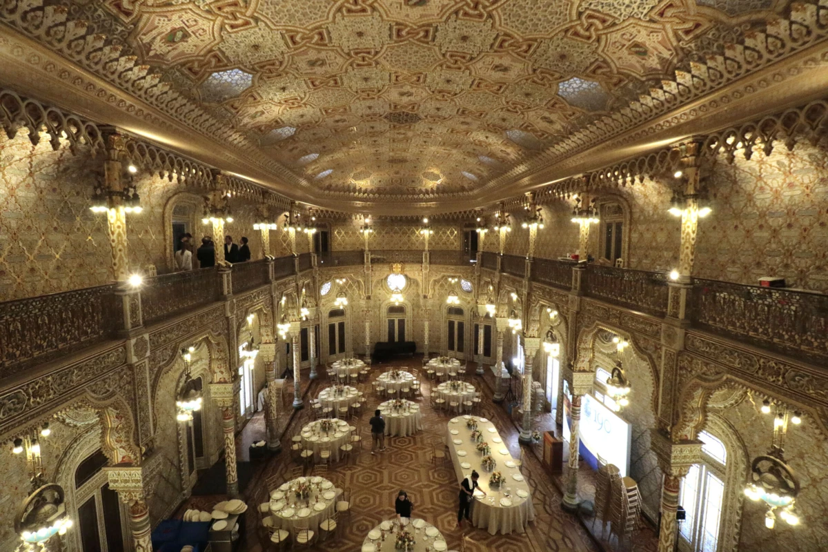 Salão Árabe está com uma rede em toda a extensão do teto