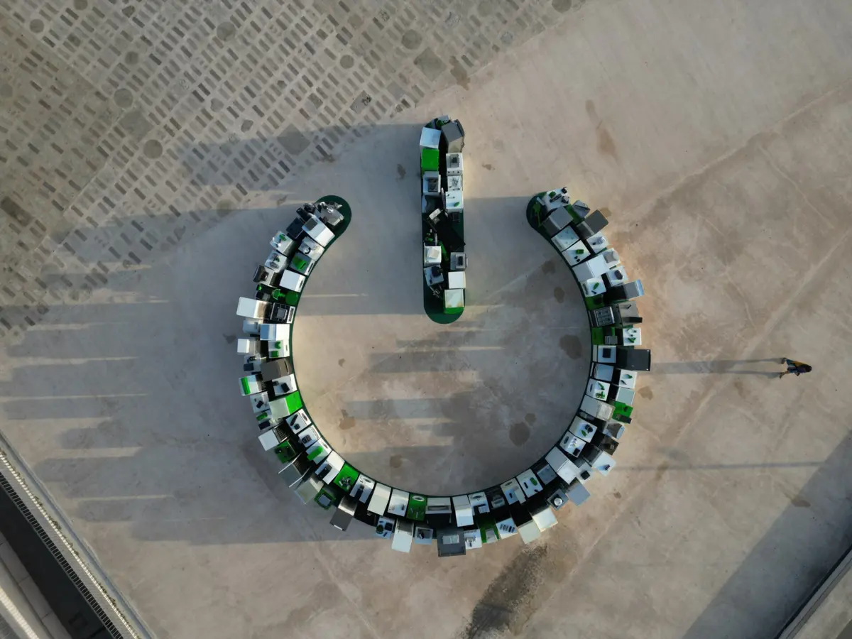 Instalação artística quer chamar a atenção para o desperdício de materiais