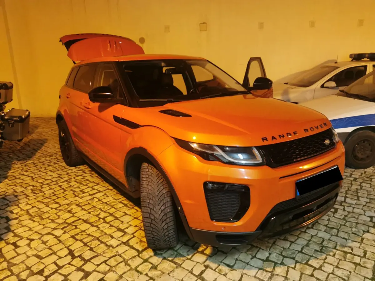 Veículo apreendido aos suspeitos