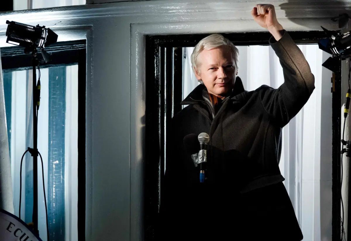 Assange conseguiu violar vários sistemas altamente fortificados, incluindo os da NASA e do Pentágono