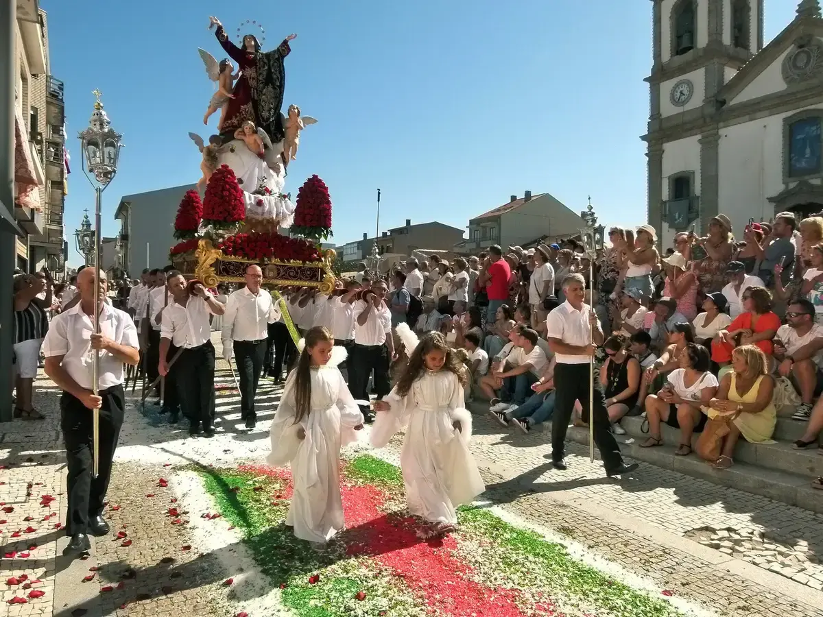 A procissão percorre três quilómetros com os andores a serem carregados em ombros por pescadores