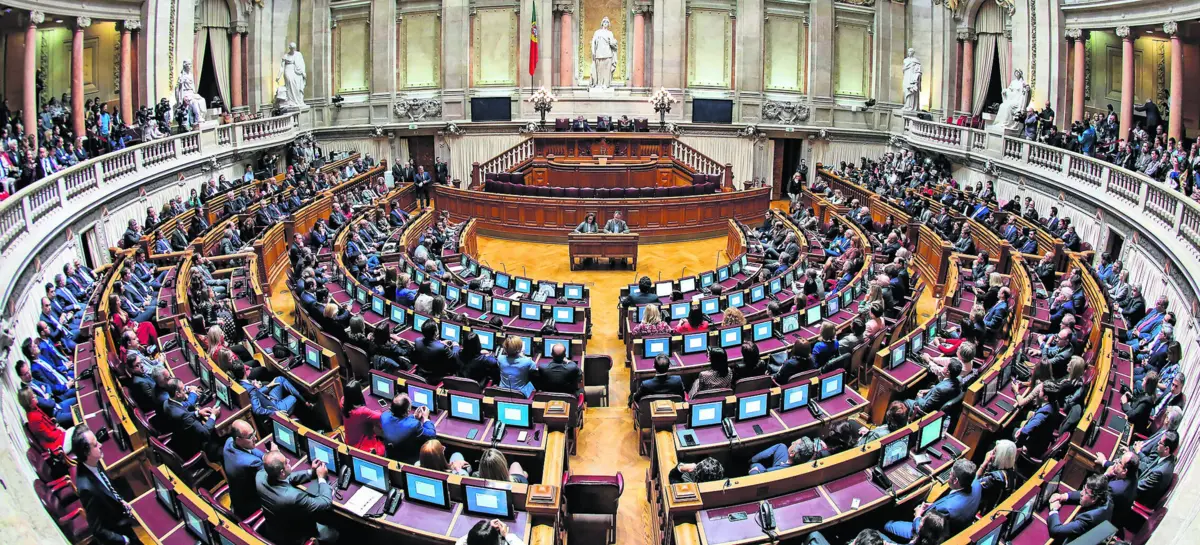 Tomada de posse dos 230 deputados eleitos para a XVI Legislatura será amanhã. Hoje há reunião da conferência de líderes