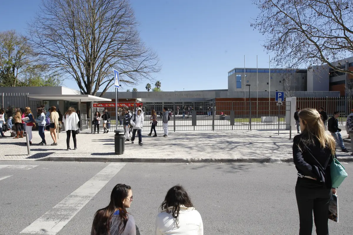 Confrontos junto à Secundária do Padre António Vieira envolveram duas dezenas de jovens