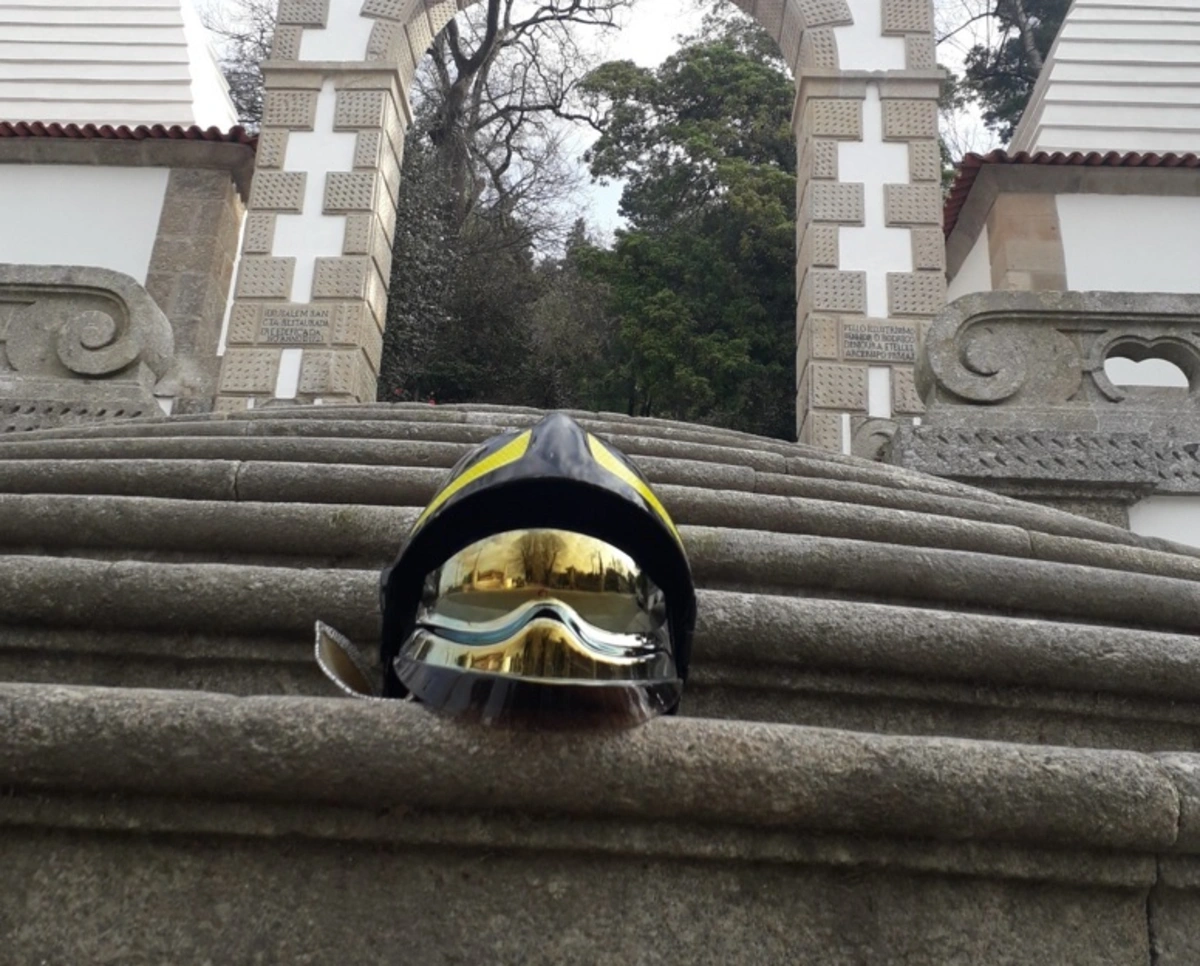 Os bombeiros farão a subida carregando 30 quilos de equipamento operacional às costas