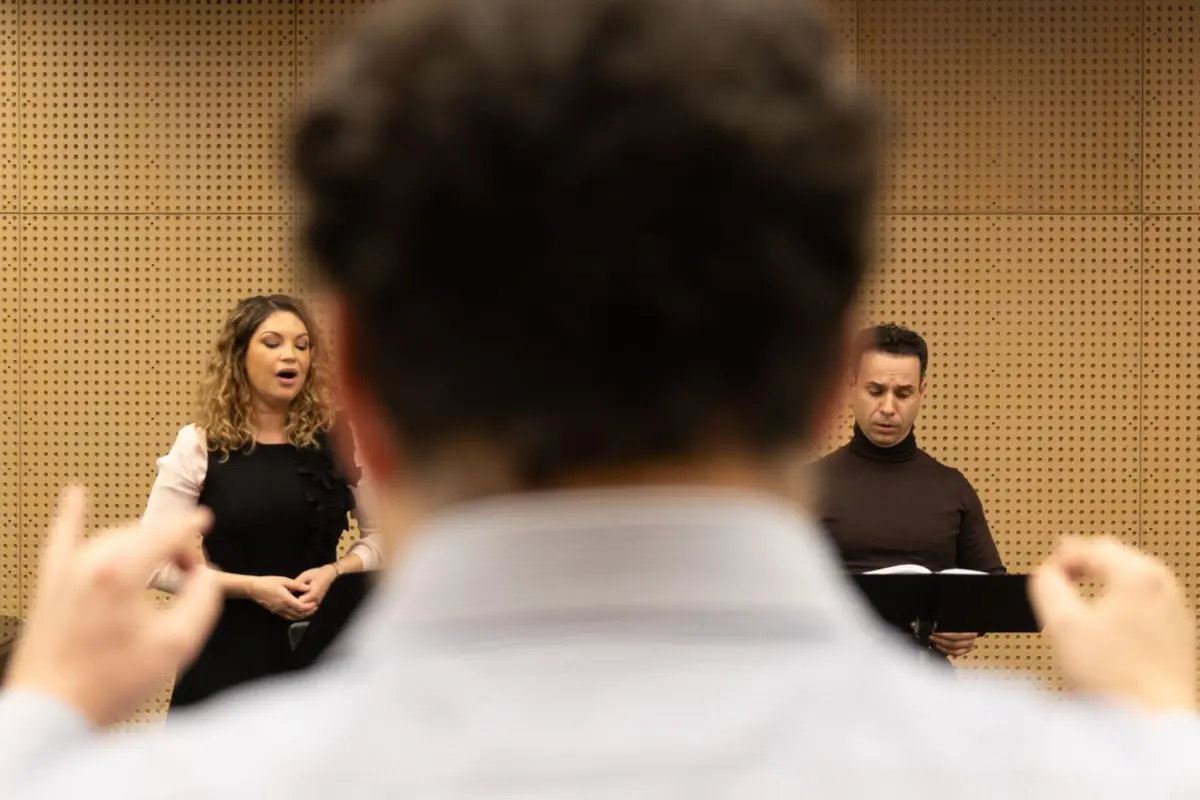 Cristiana Oliveira, soprano de Braga, e o tenor Carlos Cardoso entre os braços do maestro Rómulo de Assis