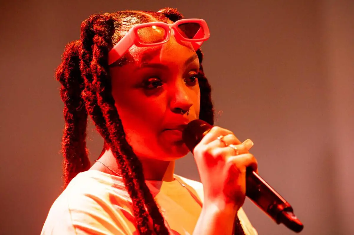 Mynda Guevara, que lançou recentemente o EP “Phoenix”, faz um discurso politizado, vincadamente feminista