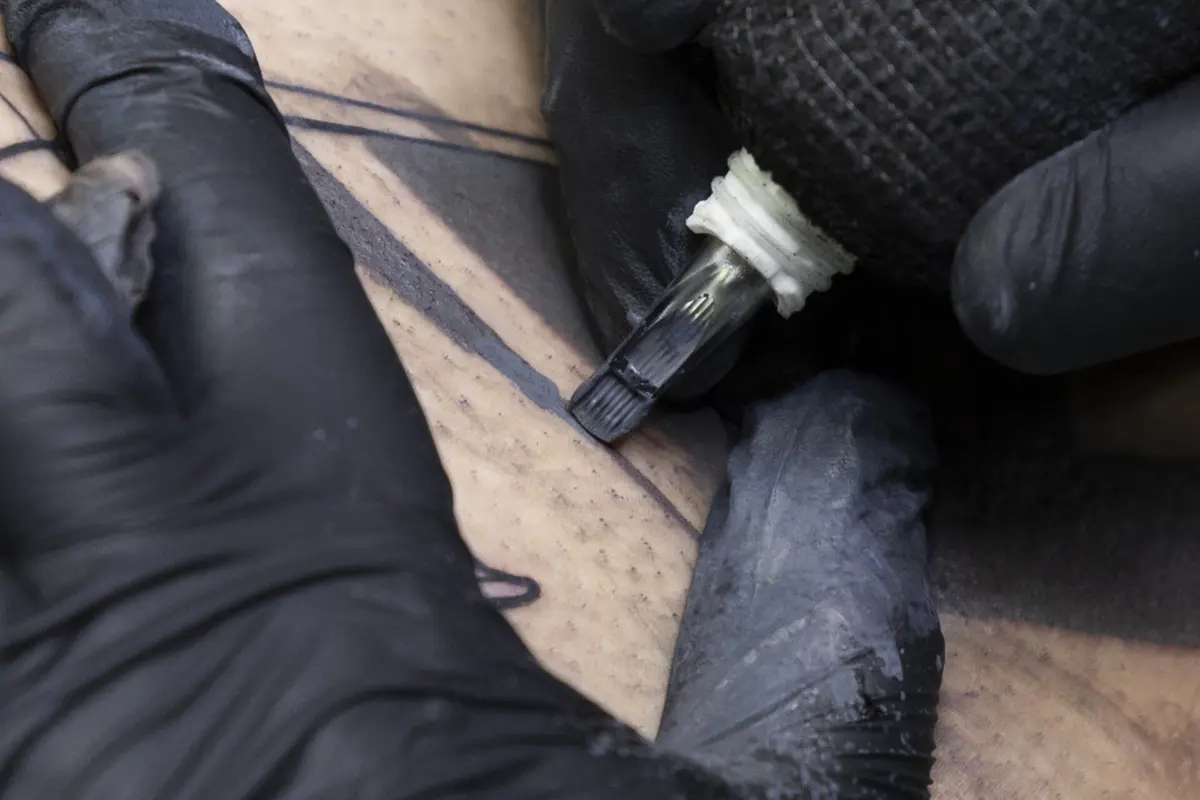 O Regulamento Geral do Serviço da GNR estipula que os militares não podem fazer uso de tatuagens, ou outras formas de arte corporal, abaixo da linha do cotovelo, no pescoço e cabeça