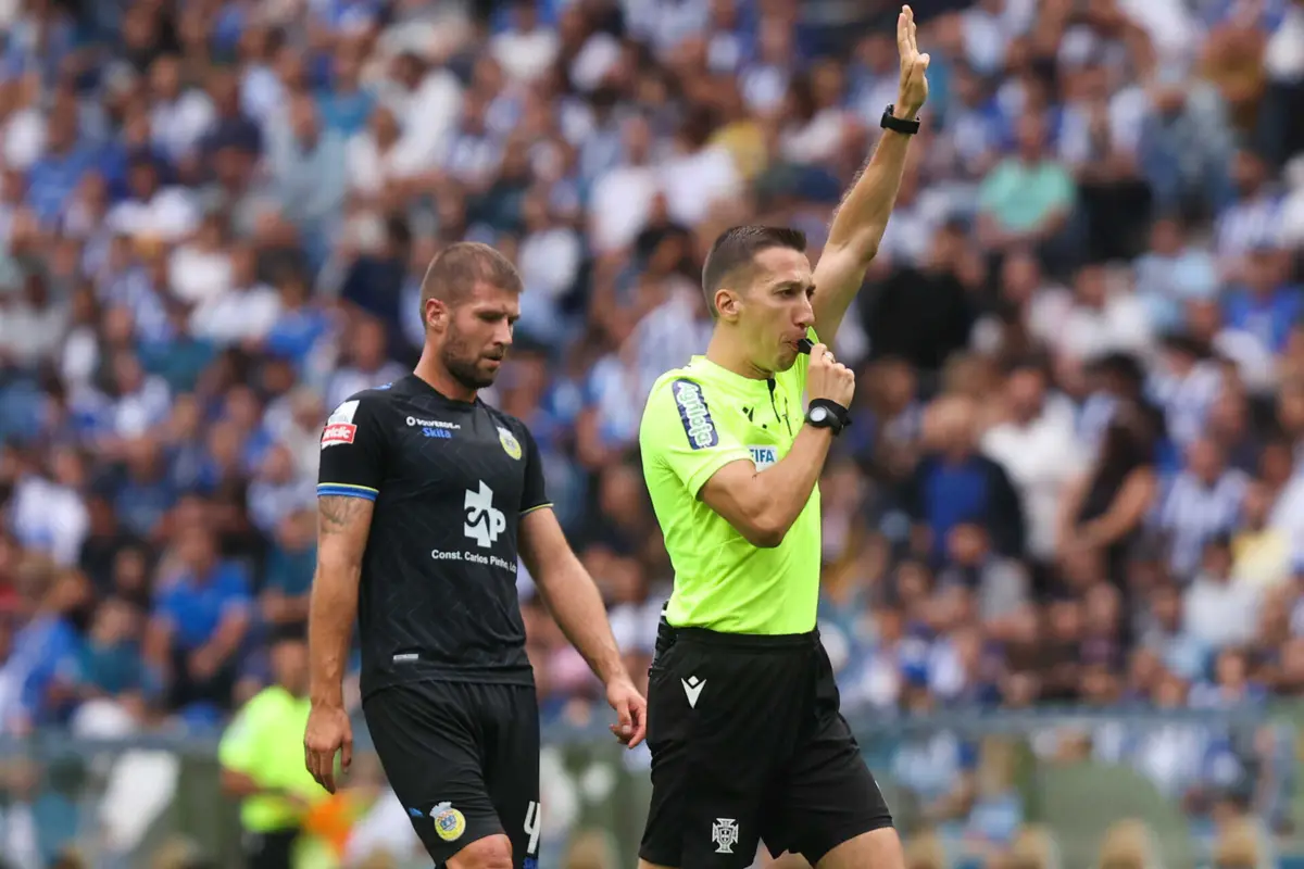 O árbitro da partida Miguel Nogueira