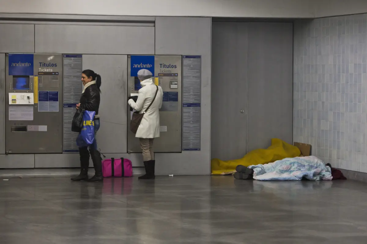 Estações de metro do Campo 24 de Agosto e da Casa da Música abertas à noite para os sem-abrigo