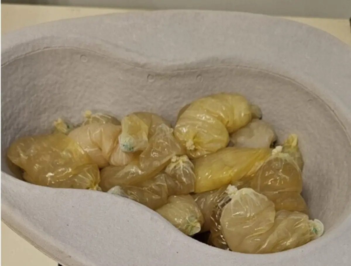 Cocaína foi diluída em líquido e colocada em preservativos