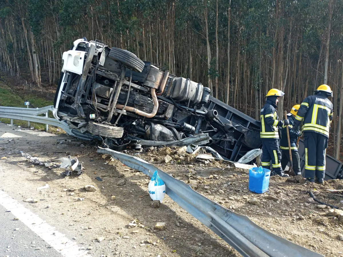 Camião transportava material de um conjunto musical