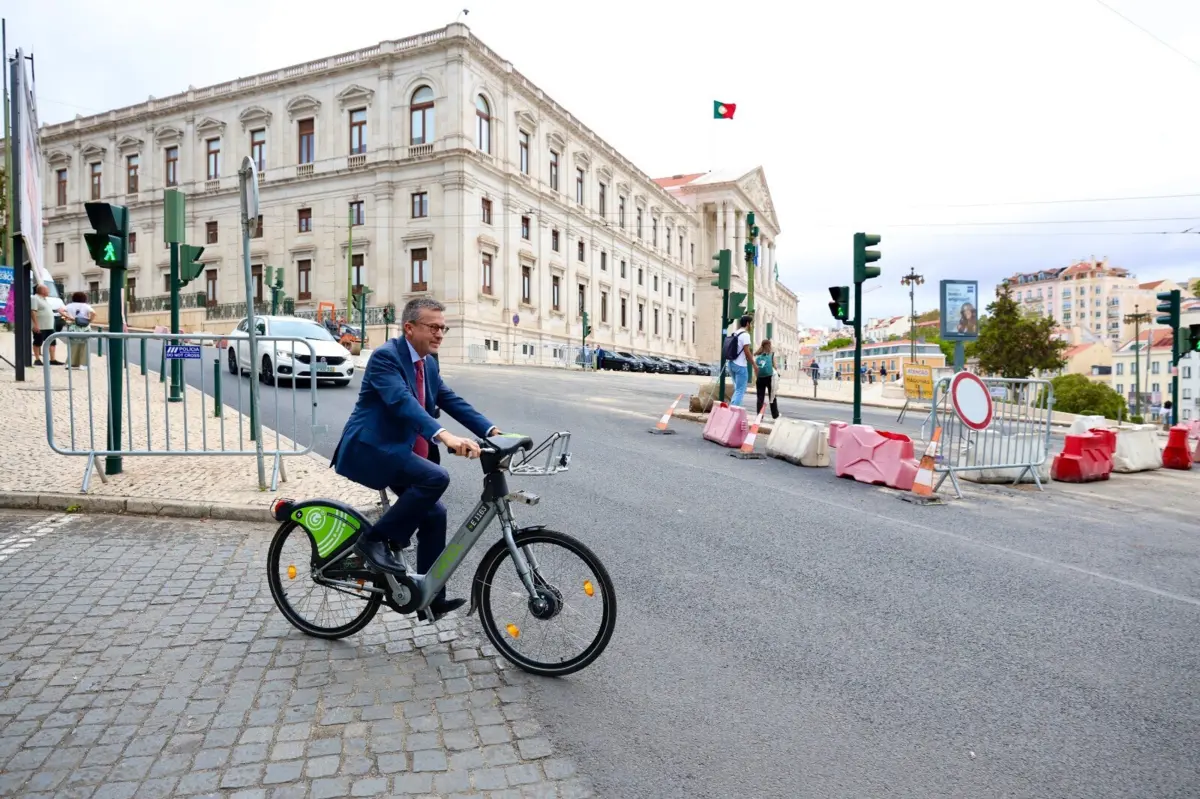 Carlos Moedas a estrear a nova estação de bicicletas