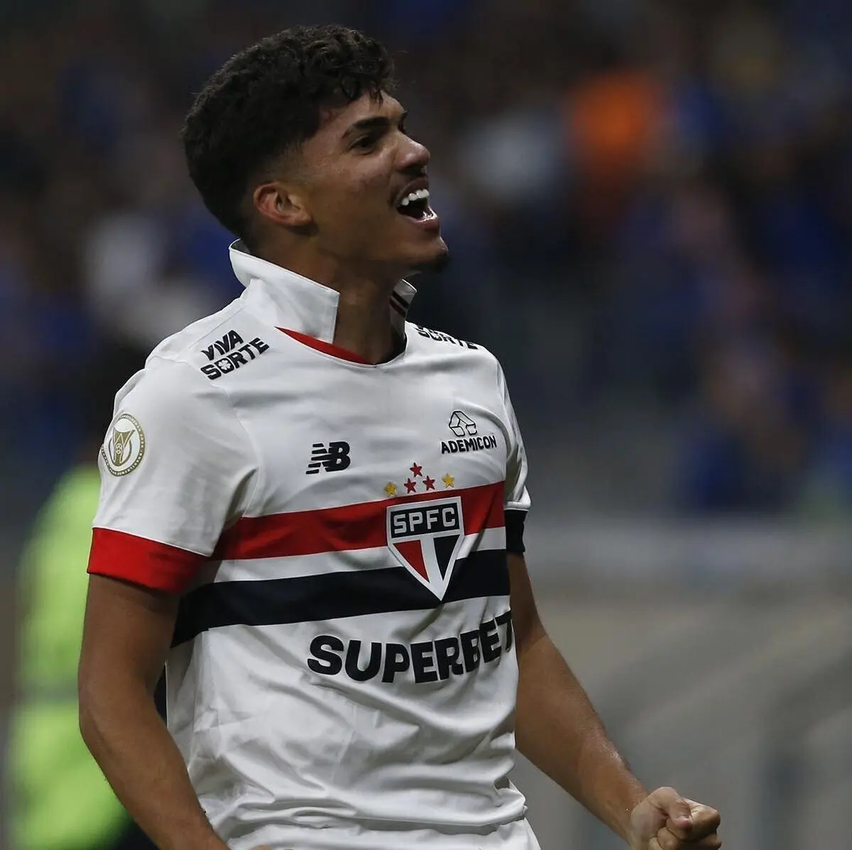 William Gomes tem 18 anos e joga no São Paulo