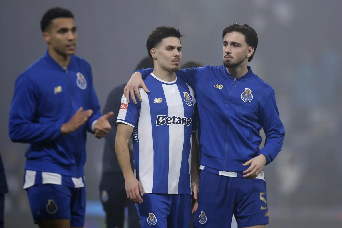 Martim Fernandes consola o colega de equipa