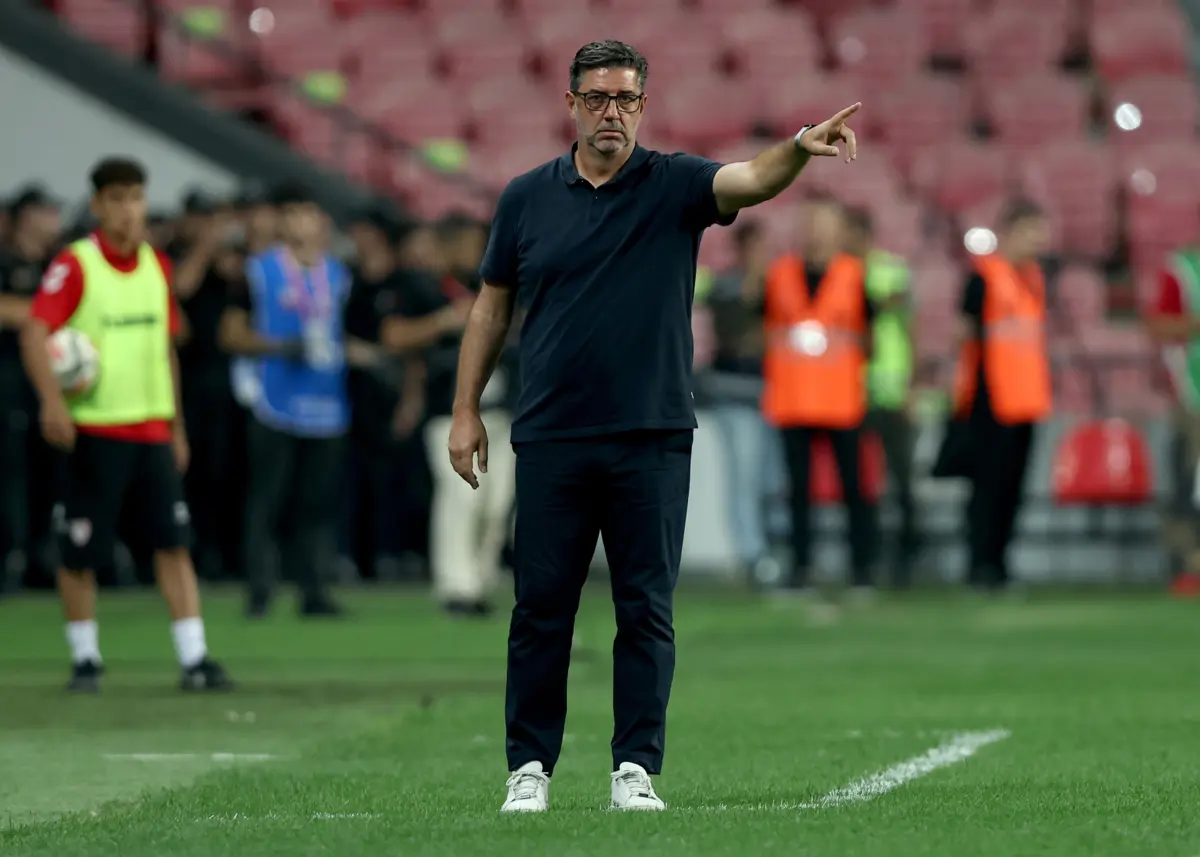 Técnico português tinha assinado pelos gregos em 2024