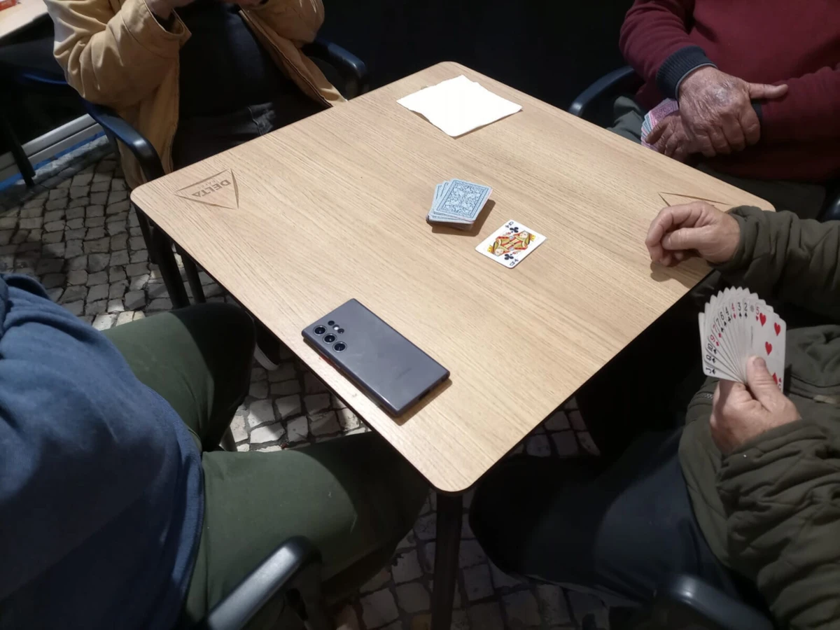 Estabelecimento tinha espaço para jogar cartas