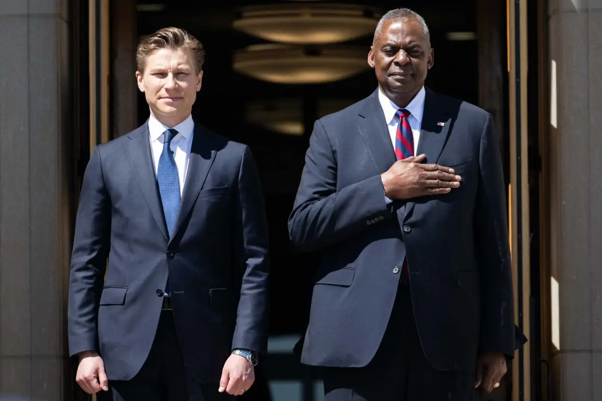 O ministro da Defesa finlandês, Antti Hakkanen, com o secretário da Defesa americano, Lloyd Austin
