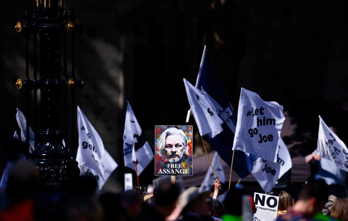 Assange não compareceu no tribunal por razões de saúde física e mental