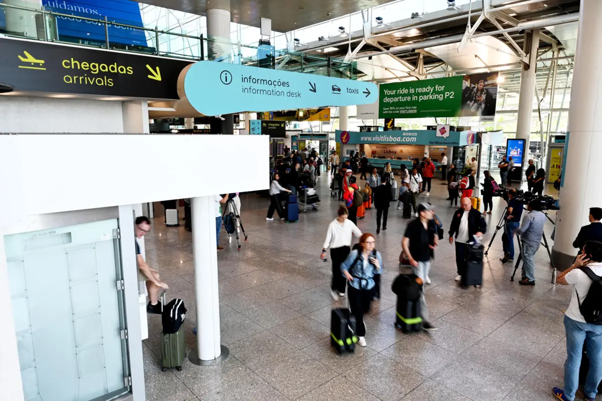Caos voltou a marcar o controlo de fronteiras no aeroporto de Lisboa