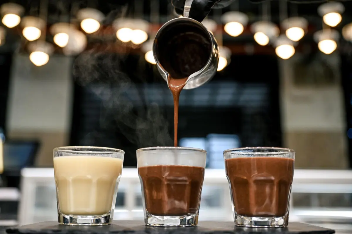 Três das cinco variedades de chocolate quente da pastelaria Garrett, no Mercado da Ribeira, em Lisboa.