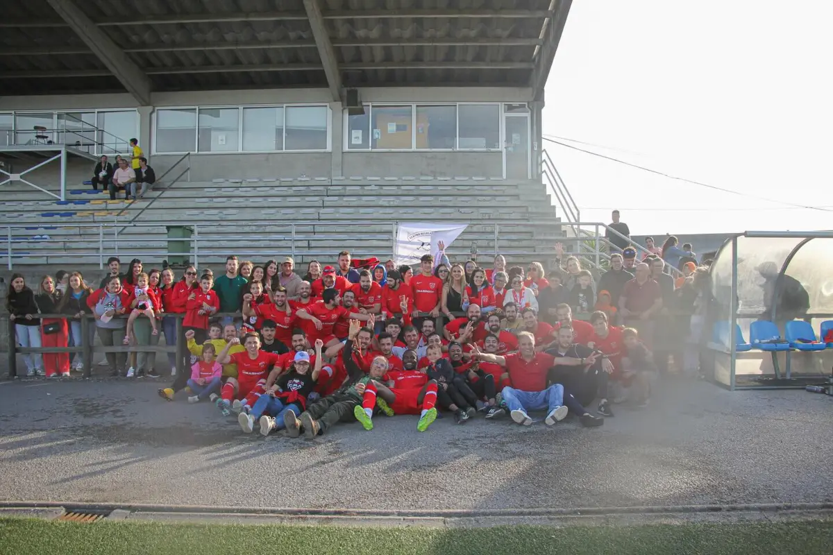 Jogadores do CR Antes fizeram a festa da subida à 1.ª Divisão de Aveiro depois de vencerem o play-off final