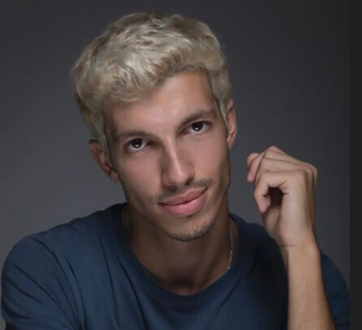 Ator é "Carlinhos" na série da Netflix