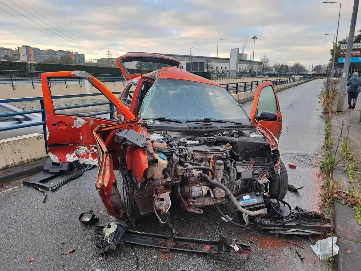 Imagem de contexto do artigo Condutor despista-se e derruba poste de iluminação em Braga