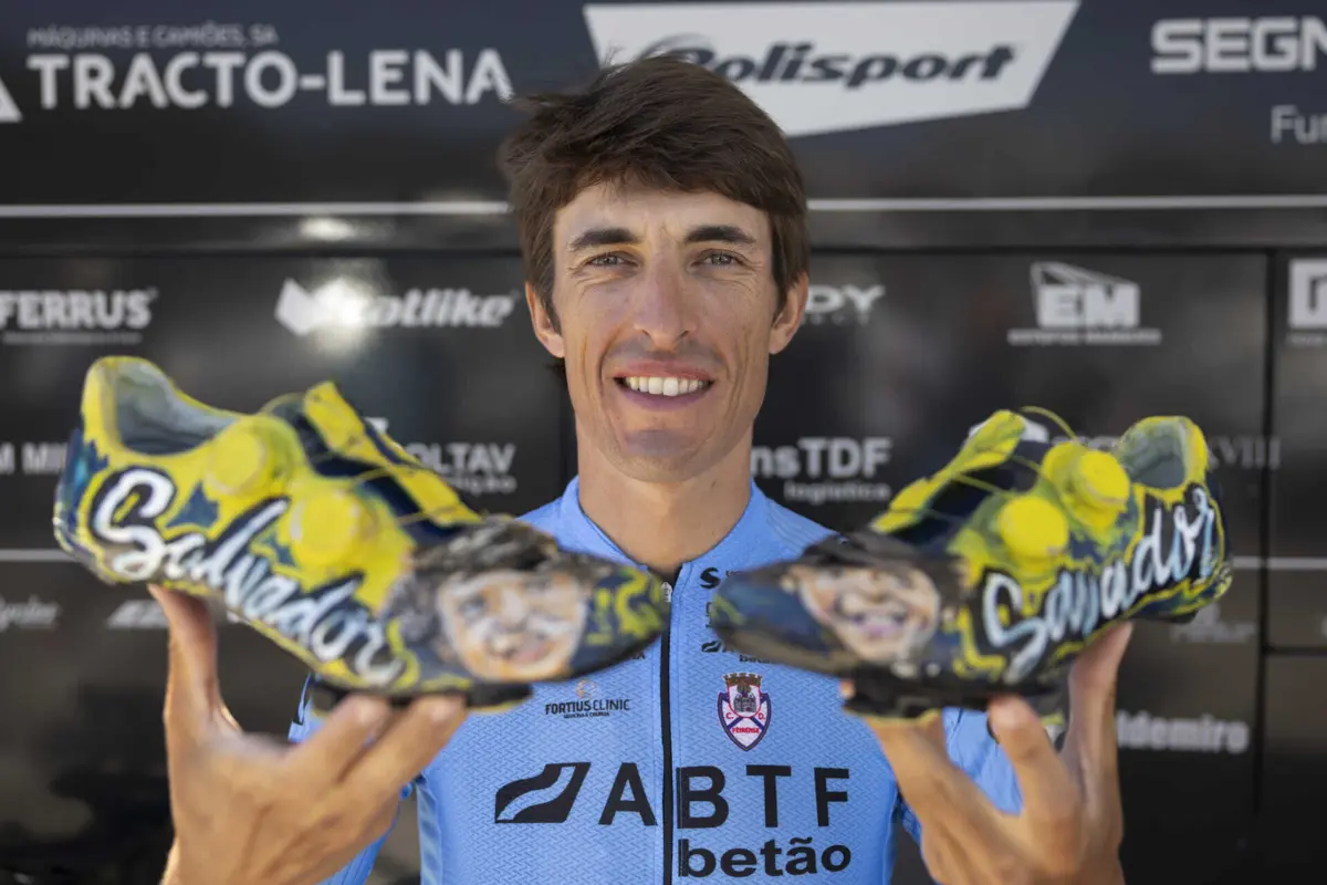 António Carvalho beija o filho Salvador, que está pintado nos sapatos que utiliza