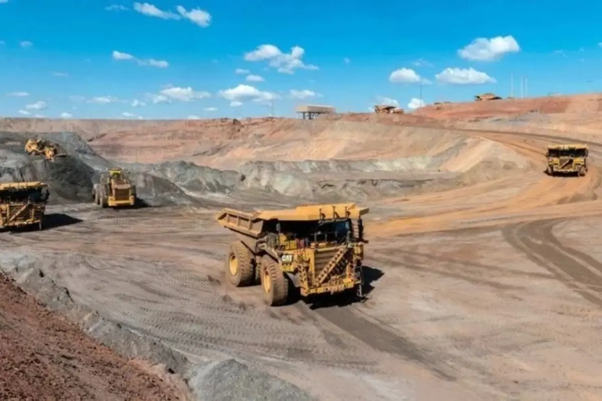 A maioria das minas em terras raras são a céu aberto, como esta em Minas Gerais, no Brasil