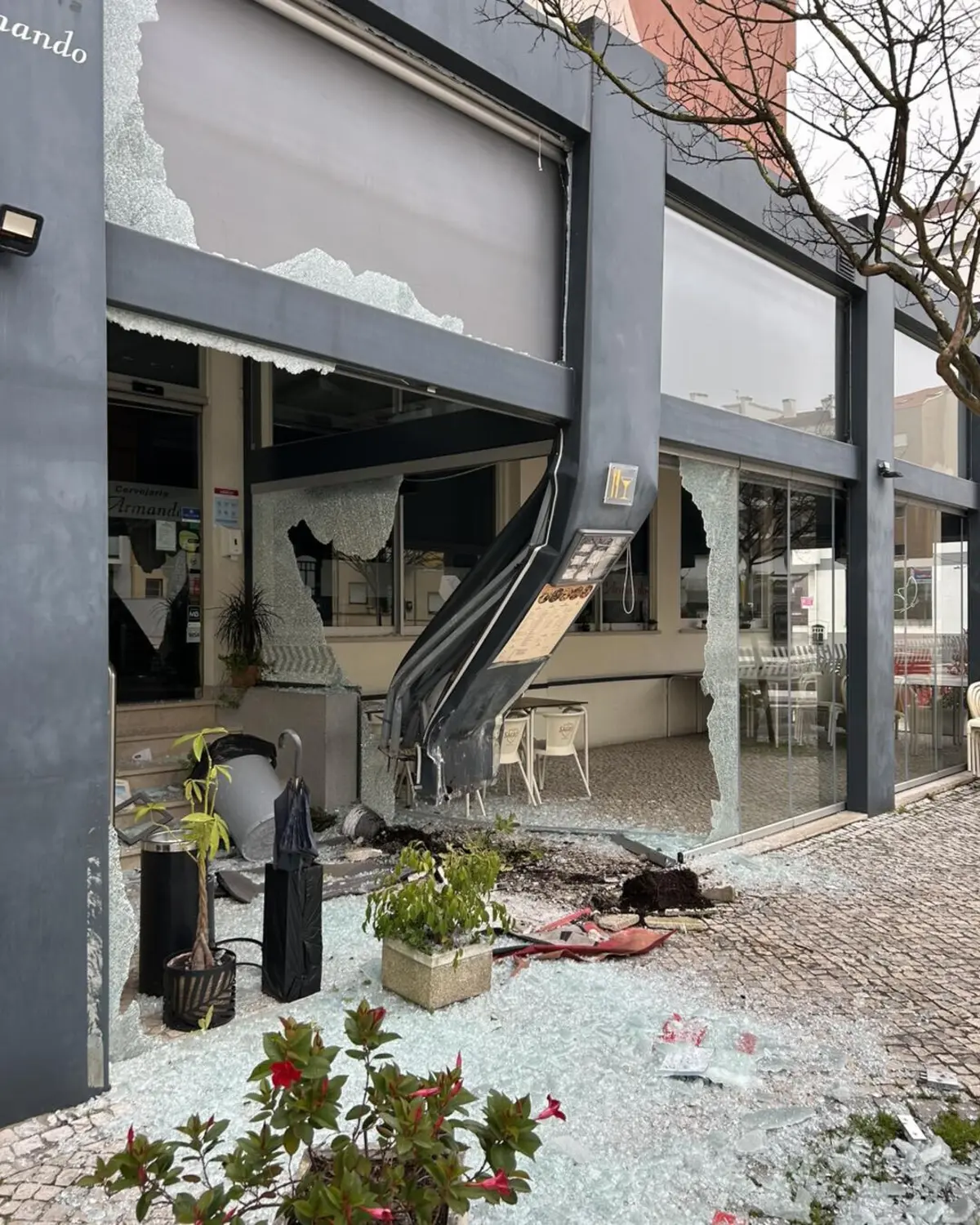 Fachada do estabelecimento ficou destruída