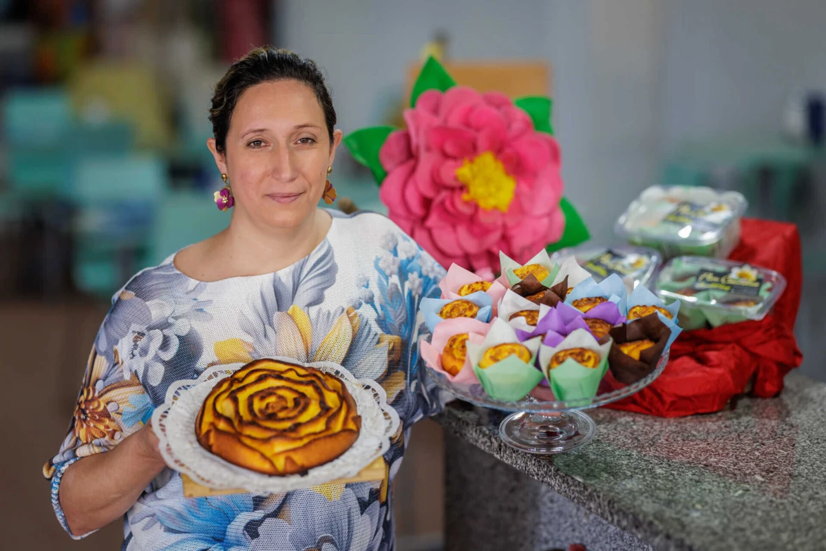 Amélia Teixeira produz um bolo feito a partir de camélias, que tem feito grande sucesso entre a população