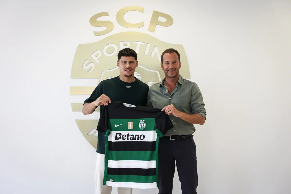 Maxi Araújo ao lado do presidente do Sporting, Frederico Varandas