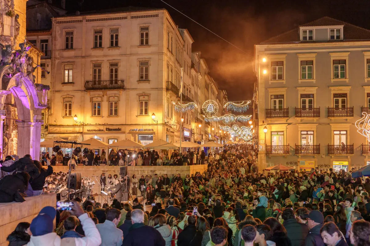 Vandalismo acontece desde dia 14, depois de terminada a instalação da iluminação de Natal