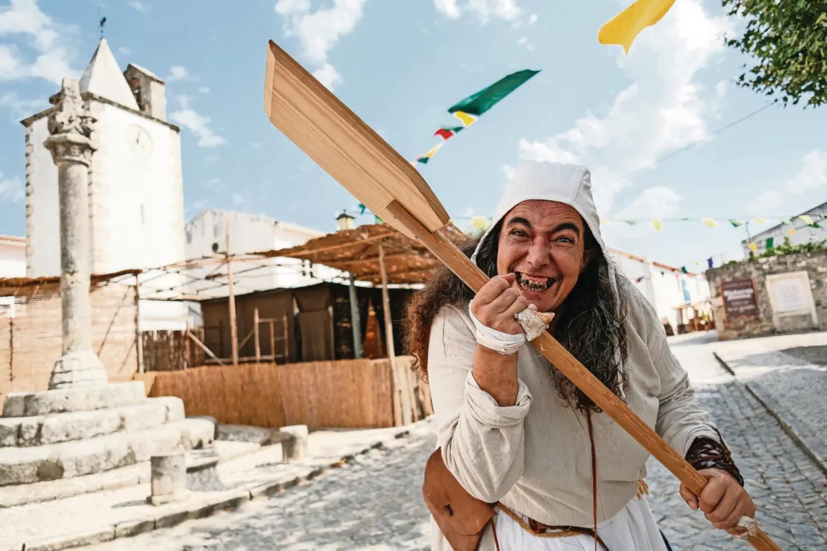 Atriz Cris Lhorca encarna Brites de Almeida, a famosa "padeira de Aljubarrota"