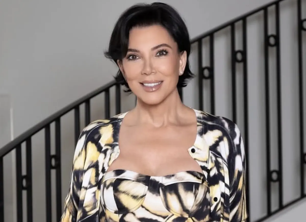A pouco mais de dois meses de fazer 70 anos, Kris Jenner exibe uma imagem rejuvenescida