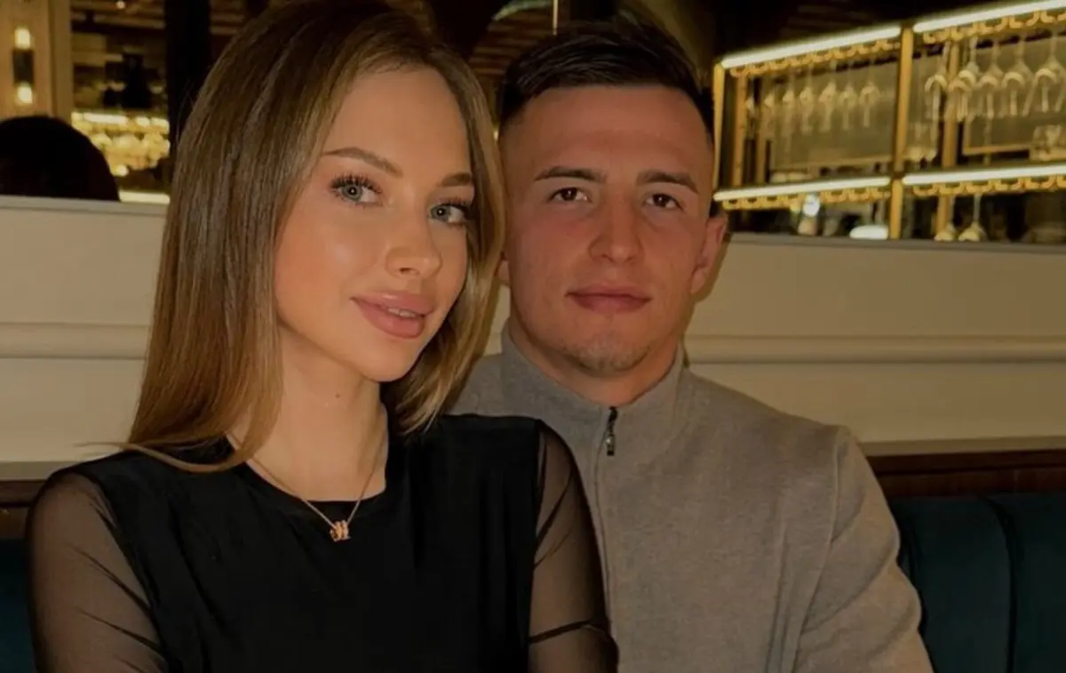 Guardião encarnado está noivo de Maryna Halahan, de 24 anos