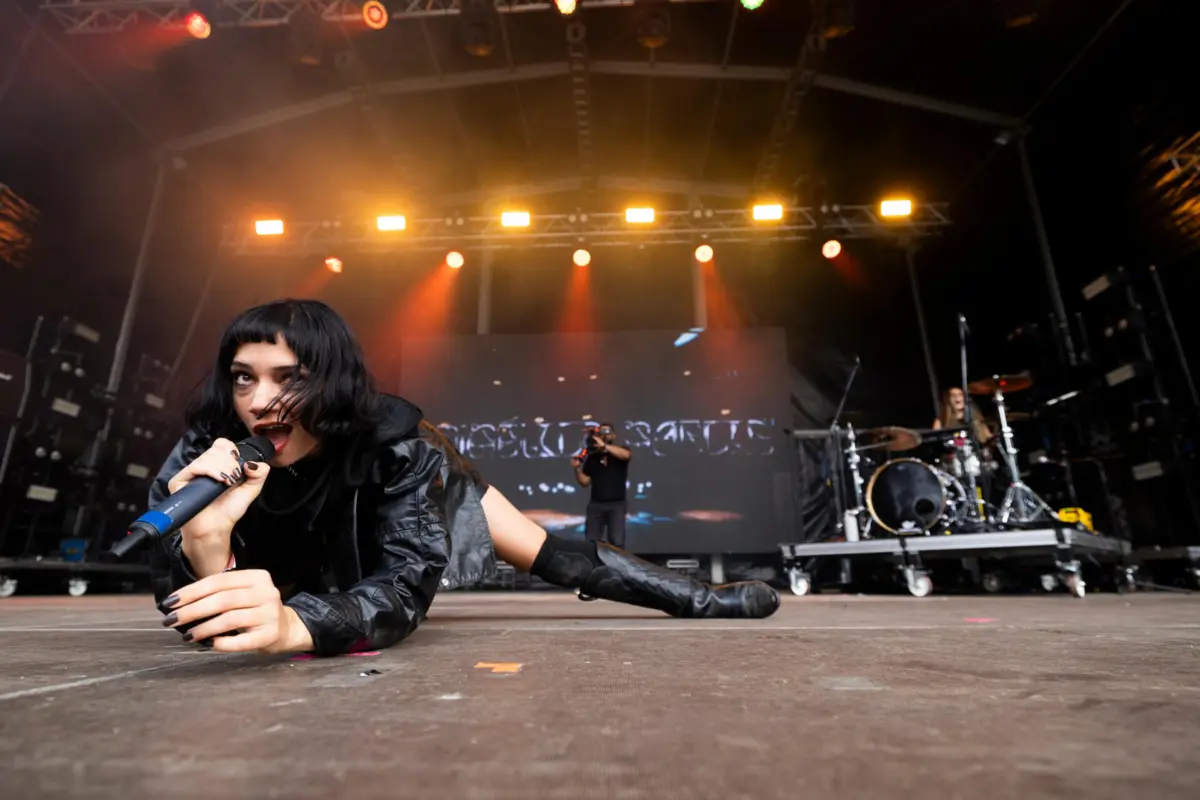 Imagem de contexto do artigo Onda "brat", punk e letargia: o primeiro dia do Primavera Sound Porto em imagens