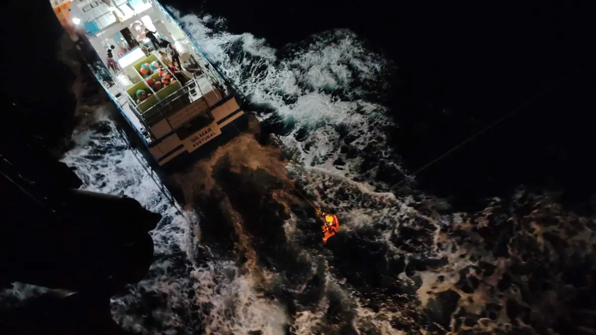 Foram resgatados cinco tripulantes, entre os quais três crianças