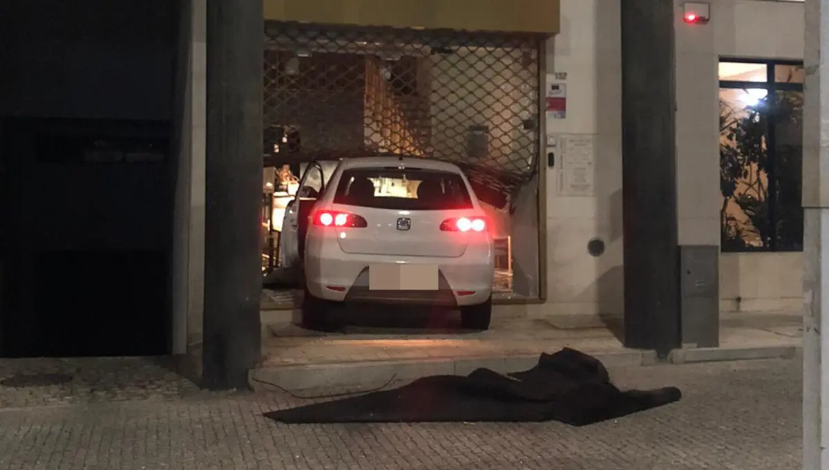 Carro arrombou grade de metal do estabelecimento