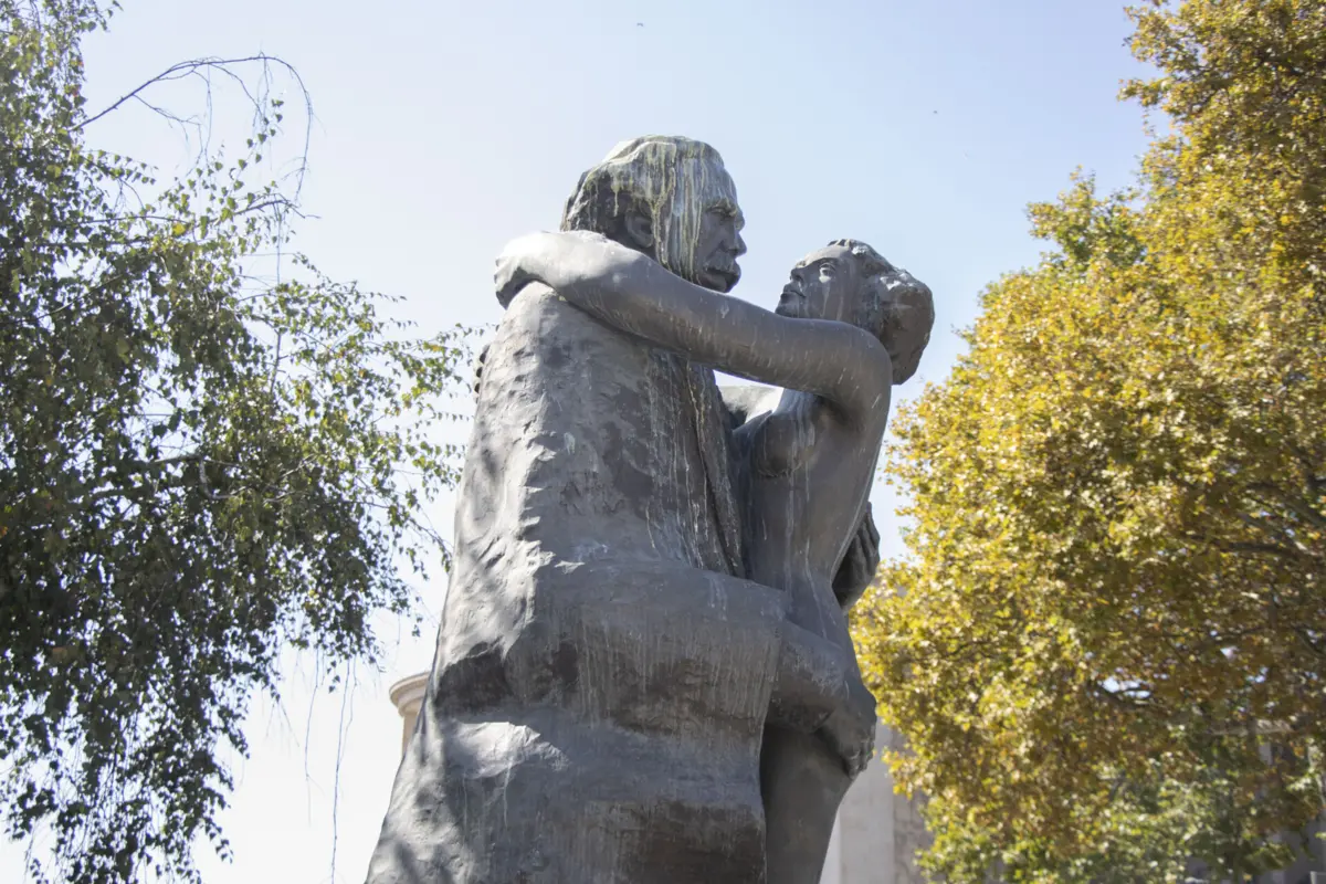 Polémica foi criada após carta de 37 notáveis a exigir a retirada da estátua de Camilo do Largo Amor de Perdição