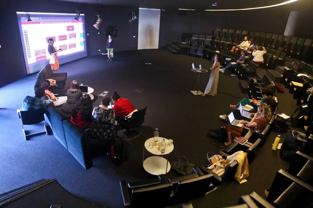 Participantes têm sessões teóricas e de "brainstorming" para encontrar soluções a cada um dos desafios propostos