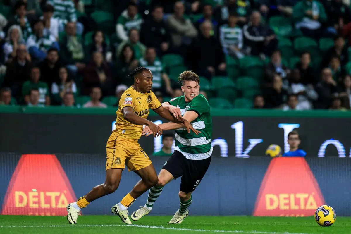 O árbitro António Nobre explicou a decisão ao vivo em Alvalade