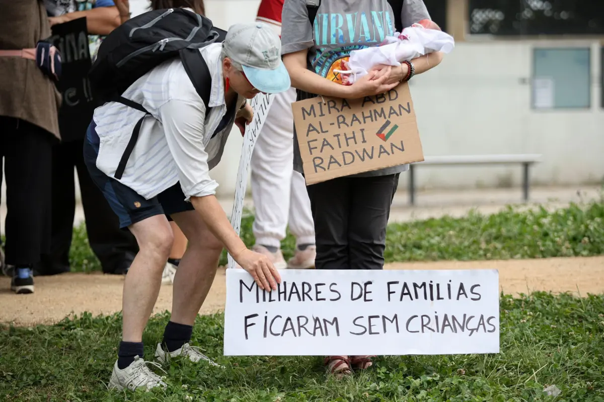 Durante a manhã, junto à Fundação de Serralves, na porta de entrada para o Serralves em Festa, homens, mulheres e crianças, clamaram justiça