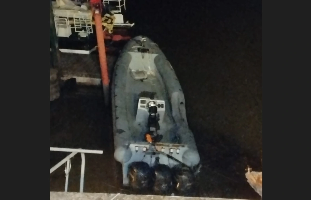 Após a colisão, os traficantes abandonaram a embarcação, idêntica às que transportam haxixe do Norte de África, numa margem do rio, do lado português, e fugiram