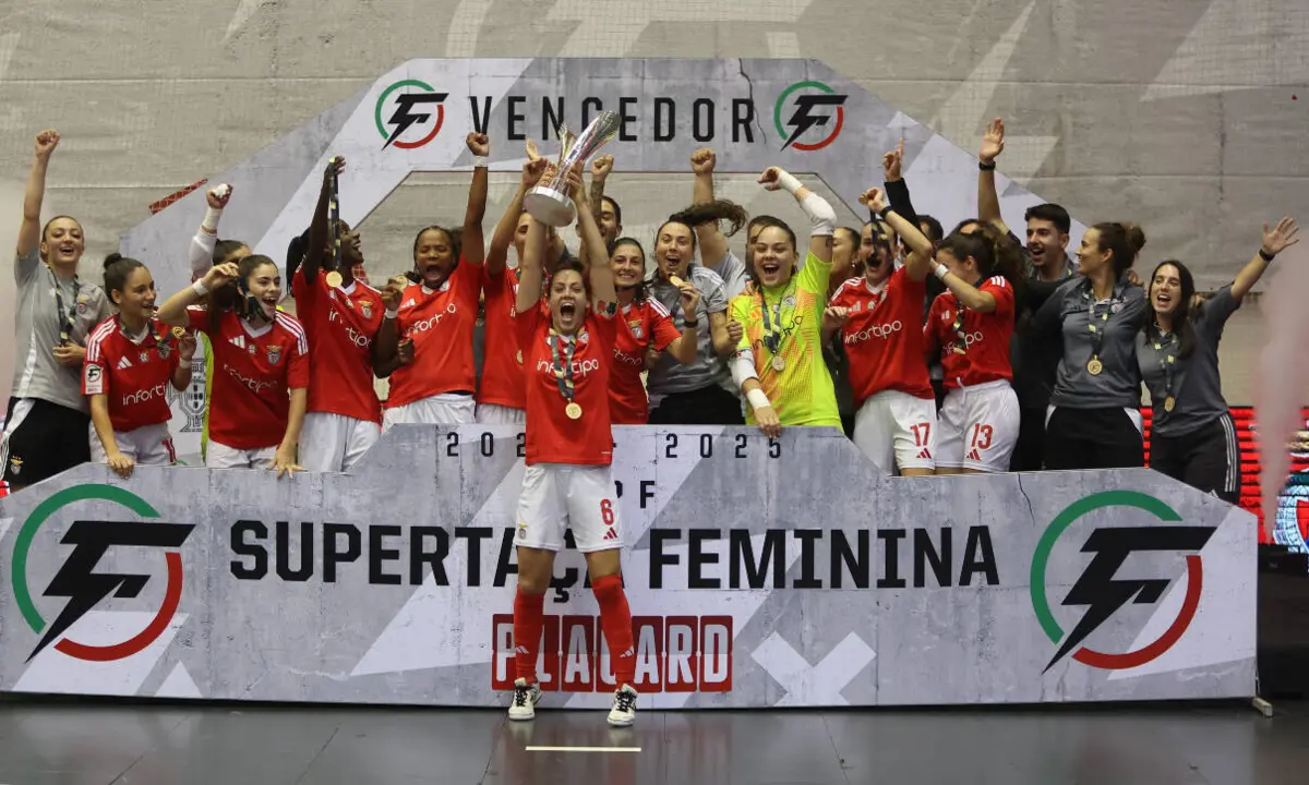 Inês Fernandes, capitã do Benfica, levanta o troféu